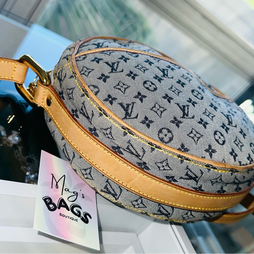 Louis Vuitton: Round Monogram LV Mini Crossbody Bag (seen on Ariana Grande) - Picture 6 of 16